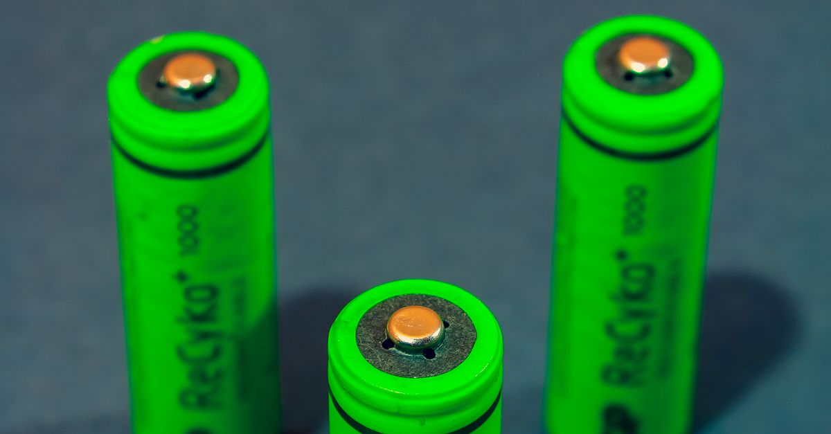 Comparing Backup Power Options: Solar Batteries vs Traditional Generators