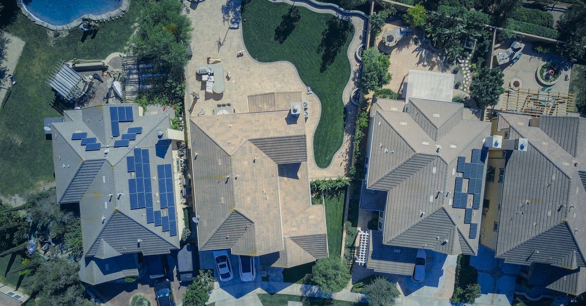 Comparing Energy Costs: Homes with vs. without Solar Batteries